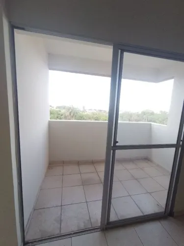 Apto com varanda espaçosa com linda vista 