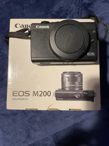 Camera EOS M200