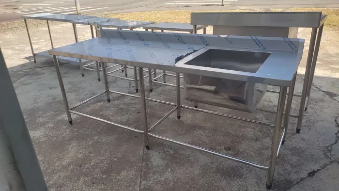 Mesa de trabalho em aço inox com pia
