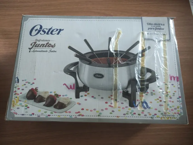 Panela para  Fondue elétrica em inox marca Oster.