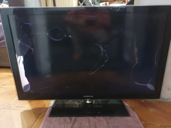 TV Samsung com tela danificada - Peças ou Conserto