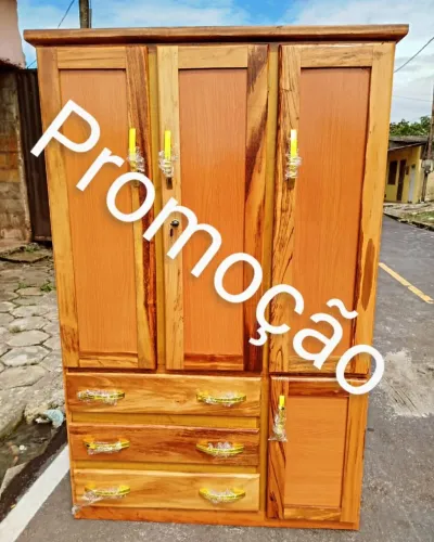 Guarda-Roupa de Madeira Promocional