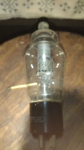 Válvula de TV antiga e radio 002