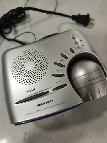 Relógio Despertador Digital com Projetor Mega Star 