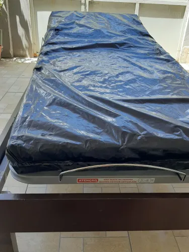 Vendo cama elétrica hospitalar colchão novo na embalagem. 