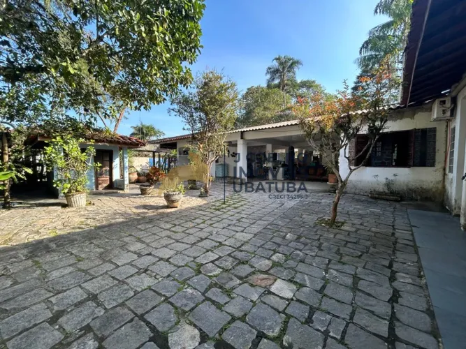 Casa de esquina com 911,00 metros quadrados disponível para venda em condomínio fechado.