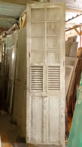 Porta de demolição de venezianas, vidro e postigo em Cedro antigo.