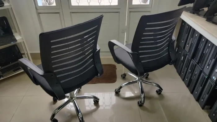 Cadeira de escritório Semi Novas R$200,00 cada<br>