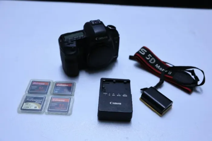 Camera 5dMK2 Canon com Bateria, carregador, alça e 4 cartões 32Gb