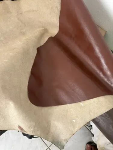 peça de couro cor café