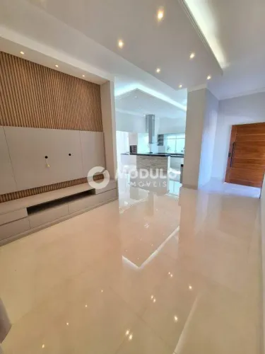 Casa em condomínio disponível para locação no bairro Granja Marileusa.
