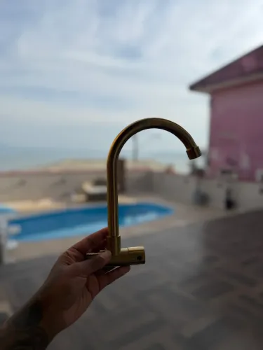 Torneira para parede de cozinha - Dourada