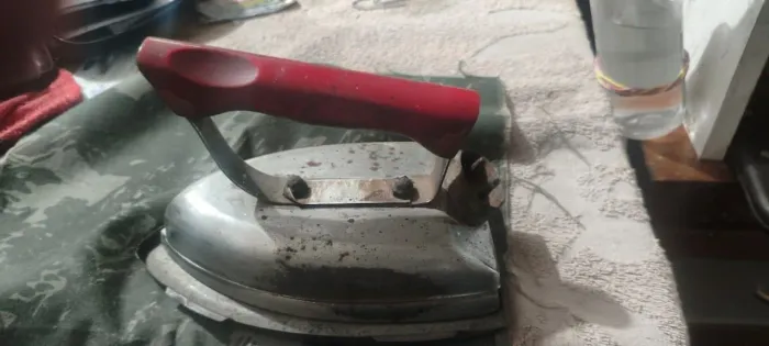 Ferro elétrico antigo relíquia   