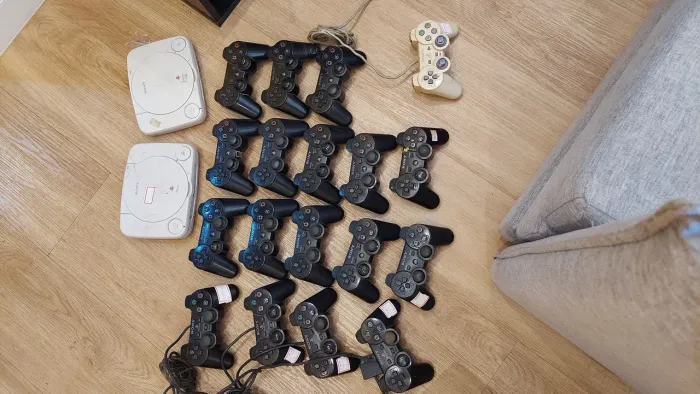 Controles originais PS2/PS3 e console PS2 one.