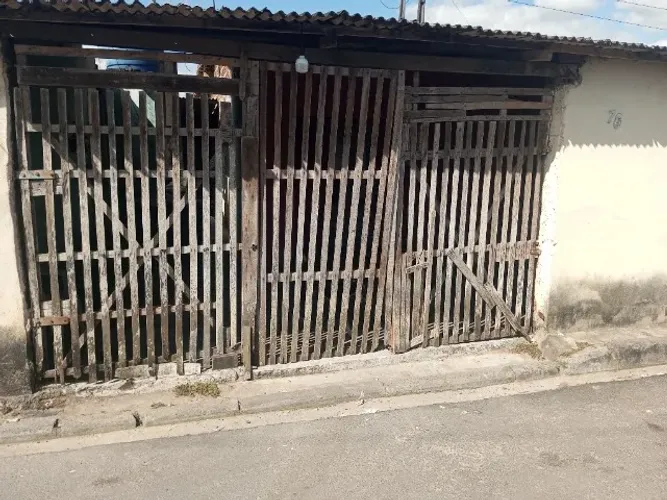 Casa em alto dois irmãos, 3 quartos, 3 vagas garagem, reservatório de água, 2 quartos