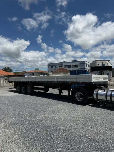 Carreta carga seca fundo ferro 2020 
