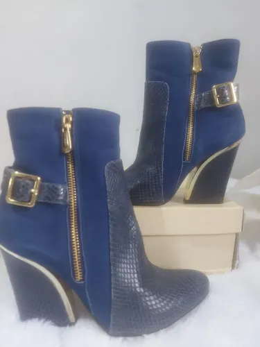 Bota feminino social, tamanho 35 detalhe dourado, lindíssima.