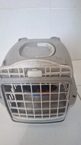 Caixa de transporte para pets em plástico cinza com porta branca/creme.