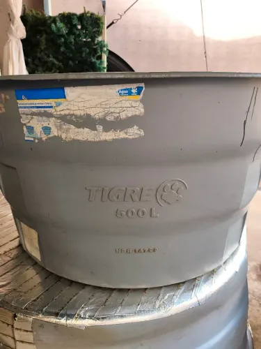 VENDO CAIXA D'ÁGUA TIGRE 500 LITROS COM TAMPA EXCELENTE ESTADO... SÓ TEM UM FURO QUE É