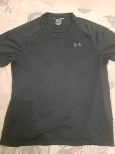 Camisetas pretas de marca