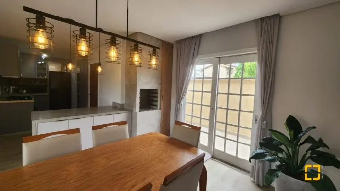 Casa bairro Carianos - 2 suítes - linda e elegante