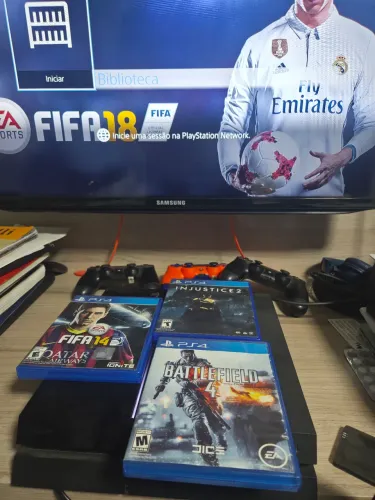 PS4 Fat Usado com 3 controles e jogos (Battlefield 4, Injustice e Fifa 14)