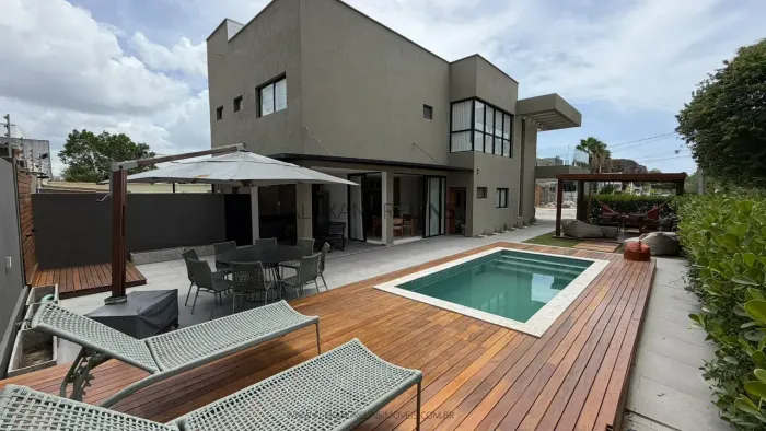 Linda casa no condomínio Granville. 4 suítes, piscina e mobiliada.