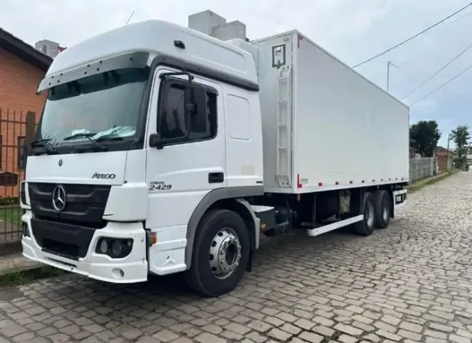 mb atego 2429 6x2 2012 bau frigorifico