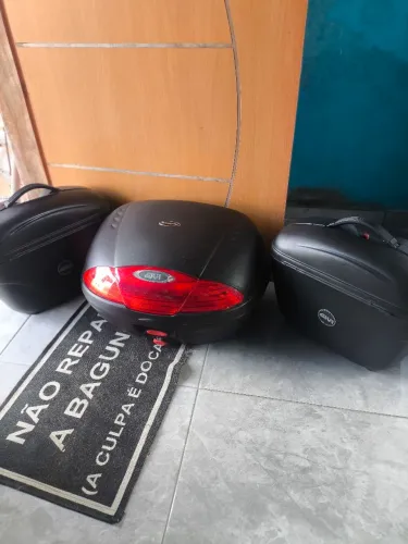 Vendo baú GiVi traseiro e laterais 