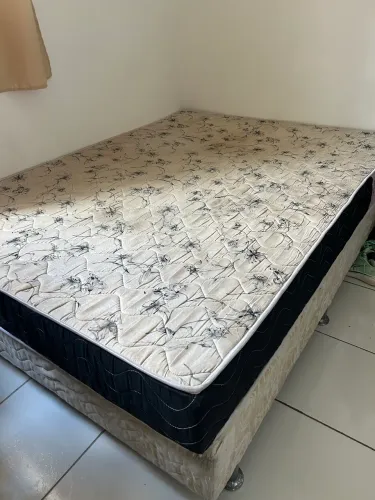 Cama de casal em bom estado