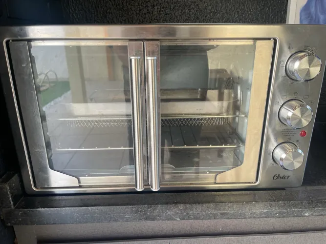 Forno air fryer Oster.