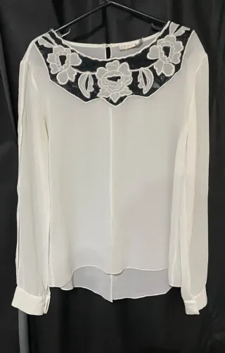 Blusa branca com renda e bordado