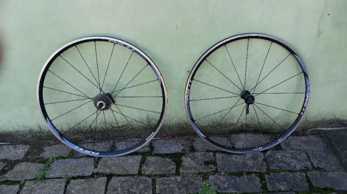 Rodas Shimano RS11 aro 700 pra bike Speed / Road