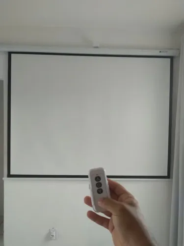 Tela de Projeção Retrátil Elétrica 84 Polegadas
