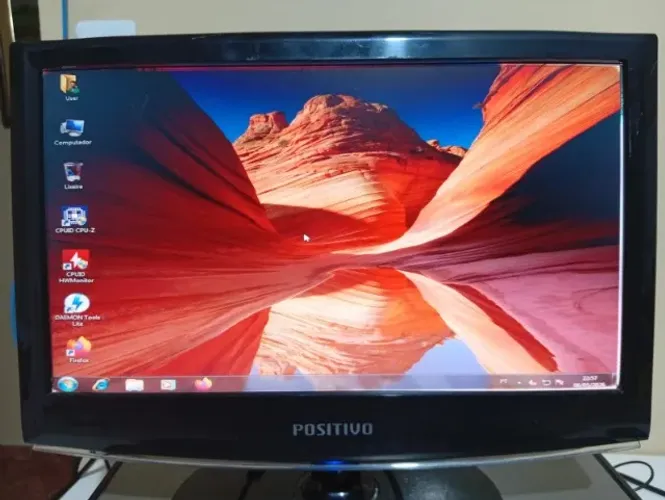 Monitor Positivo 16 polegadas, com cabos.