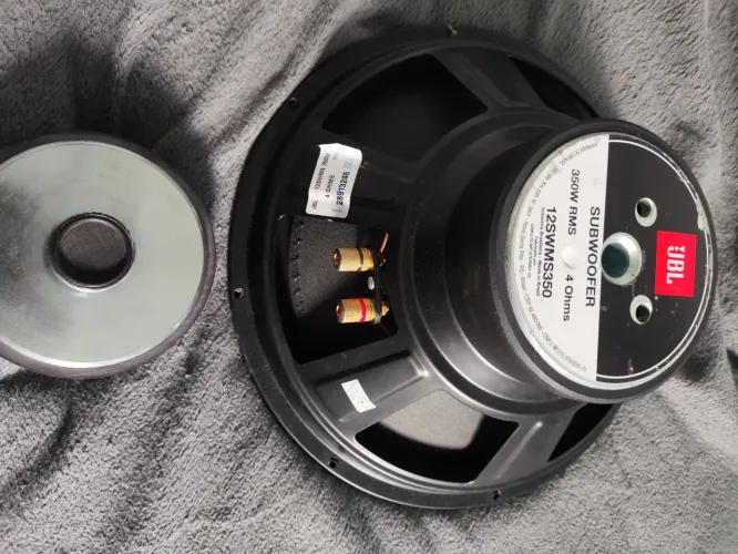 Subwoofer JBL e Drive de Titânio