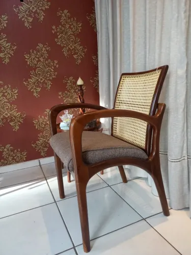 Poltrona em madeira, com palhinha, e assento estofado.