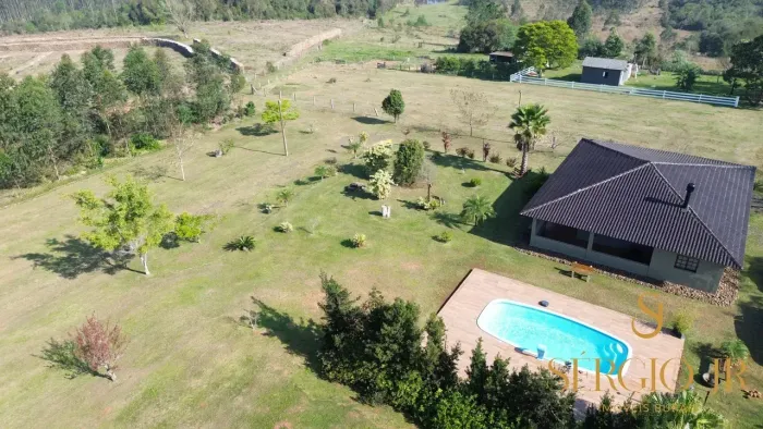 Propriedade belíssima com 4ha, 2 casas, quiosque, piscina e açude em Triunfo