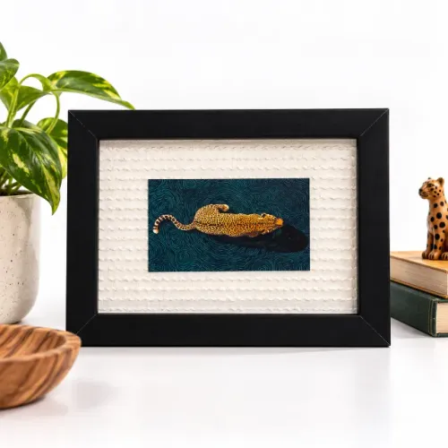 Quadro Decorativo Onça Nadando Vida Selvagem Felino Fauna Natureza Moldura Preta 17x12