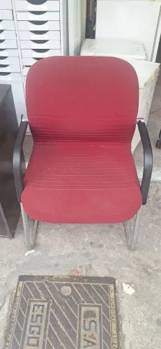 Cadeira Resistente em bom estado. 
