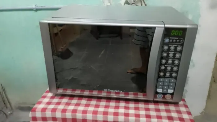 MICRO-ONDAS ELECTROLUX 30L ESPELHADO COM GRILL - USADO