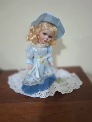 Boneca de porcelana Azul