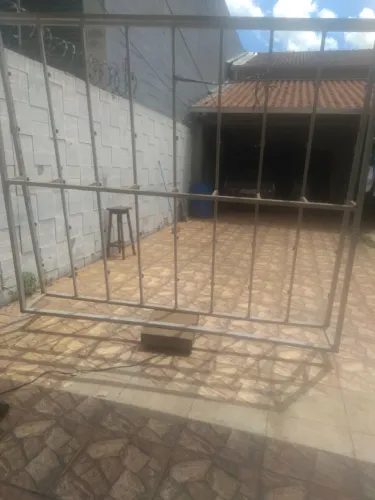 Vende se duas prateleiras pra fios