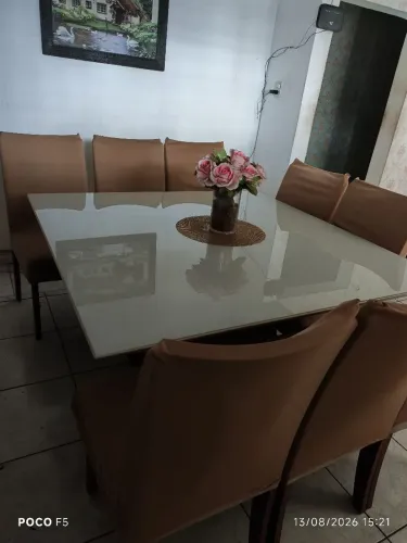 Sala de jantar com 8 cadeiras