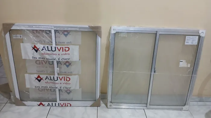Vendo duas janelas de alumínio de 80 por 80 cm