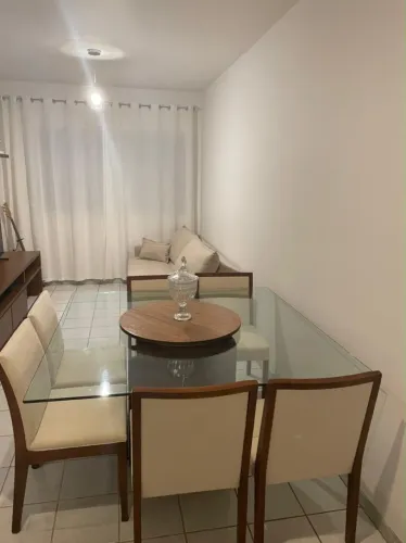 Mesa quadrada com tampo de vidro e pé de madeira maciça