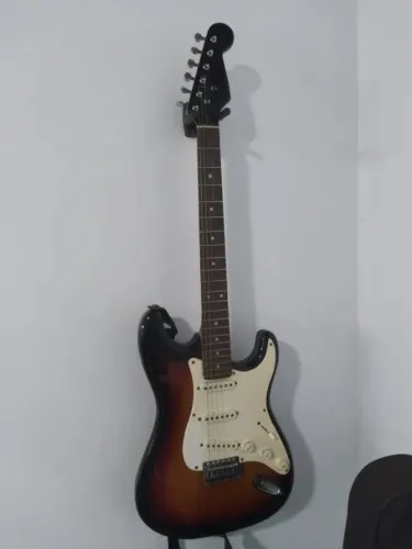 Guitarra modelo Stratocaster marca Eagle Cor Sunburst