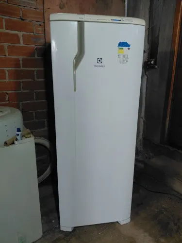 Vendo Geladeira Electrolux 270Litros 110Volts FrostFree Revisada e Com 3 Meses de Garantia