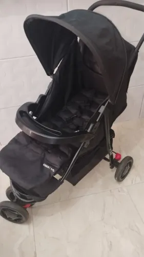 Carrinho de bebê Com bebê conforto da marca Cosco