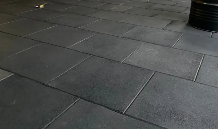 Piso emborrachado 50x50 15m usado